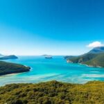 Frachter kreuzt in der Nähe der üppigen Australinseln mit blauem Wasser.