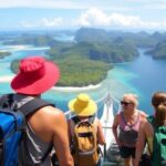 Rucksacktouristen genießen die Tuhaa Pae Frachtschiff-Kreuzfahrt.