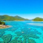 Îles luxuriantes de Tubuai et Raivavae avec des eaux claires.