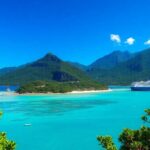 Malerische Austral-Inseln mit einem Frachtschiff im Blick.