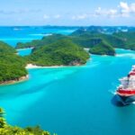 Cargo en route vers des îles verdoyantes dans une mer bleue.