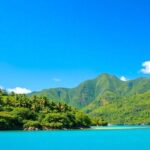 Les îles tropicales de Tubuai et Rurutu avec des eaux claires.