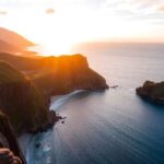 Côte escarpée des îles Australes au coucher du soleil.